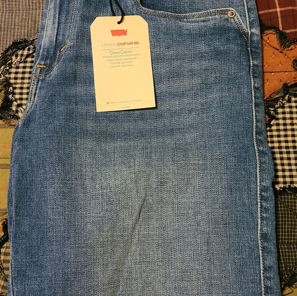 Brand New Women Short.By Levi's - Picture 4 of 12